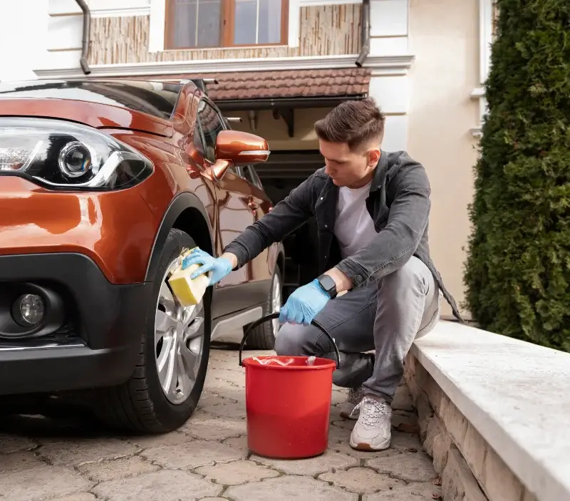 Lavage auto à domicile Caubios-Loos : professionnel intervenant sur un véhicule